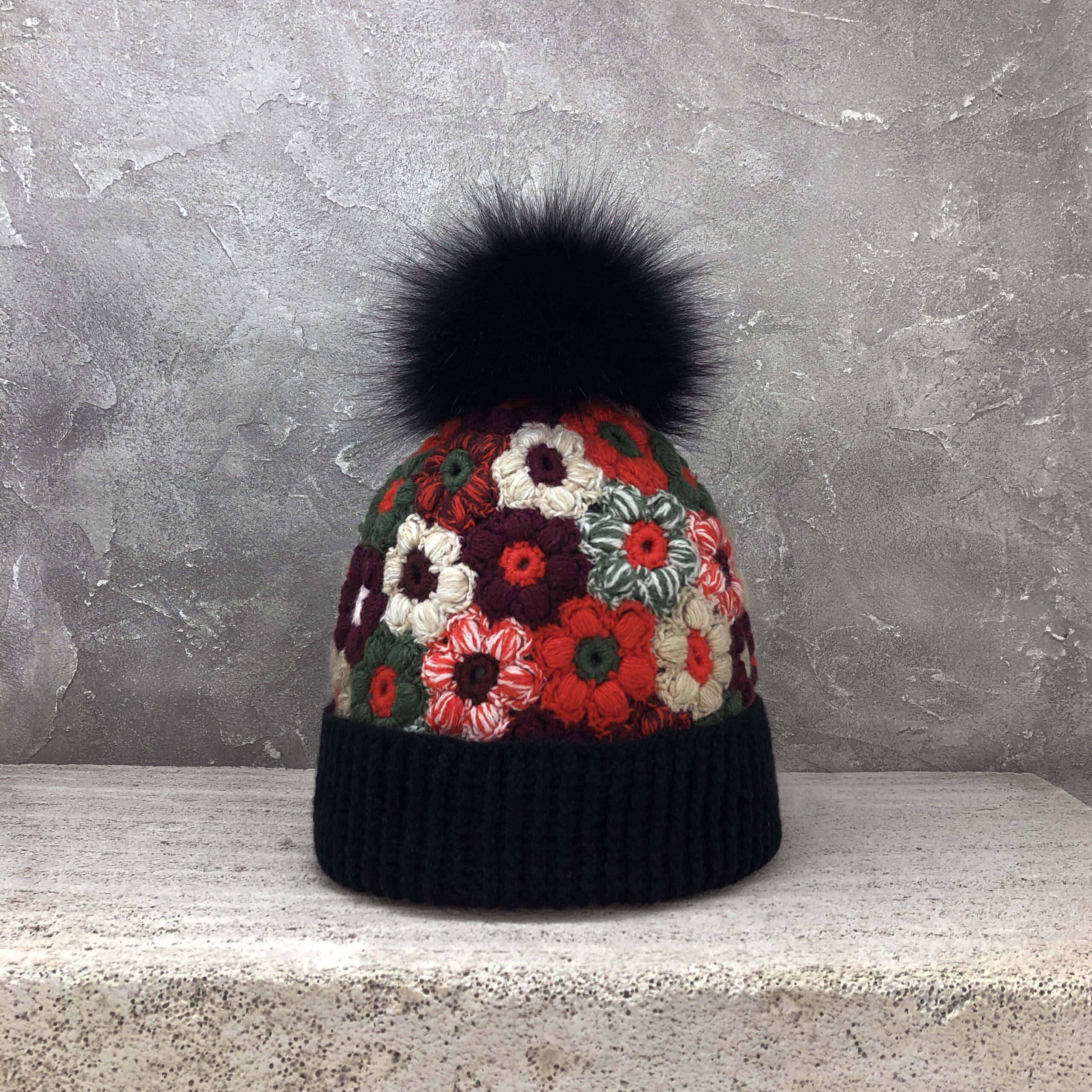 konsol ukrudtsplante overdrivelse FLOWER Cashmere hand-knitted hat with a fold and fur pom-pom