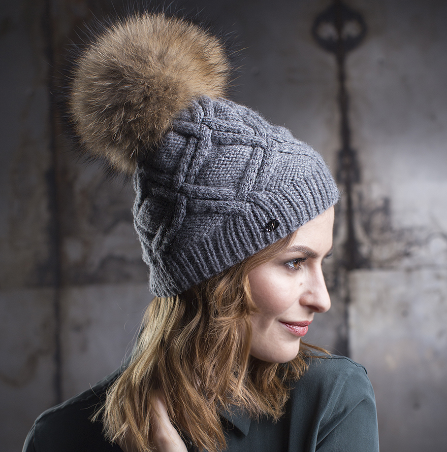 åbning meget lindre PETRA Cashmere hand-knitted hat with fur pom pom